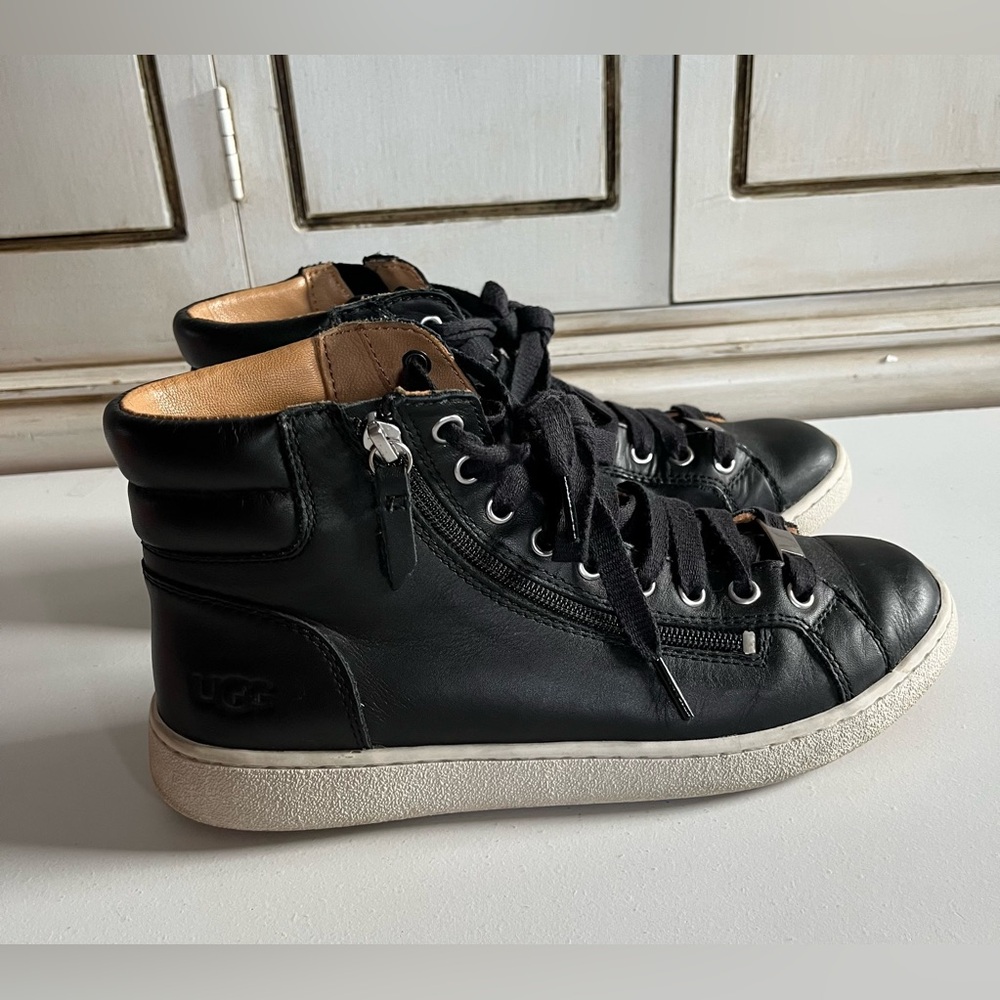 Women’s UGG Olive High Top Sneaker-lace up & zipper black leather size 9.5